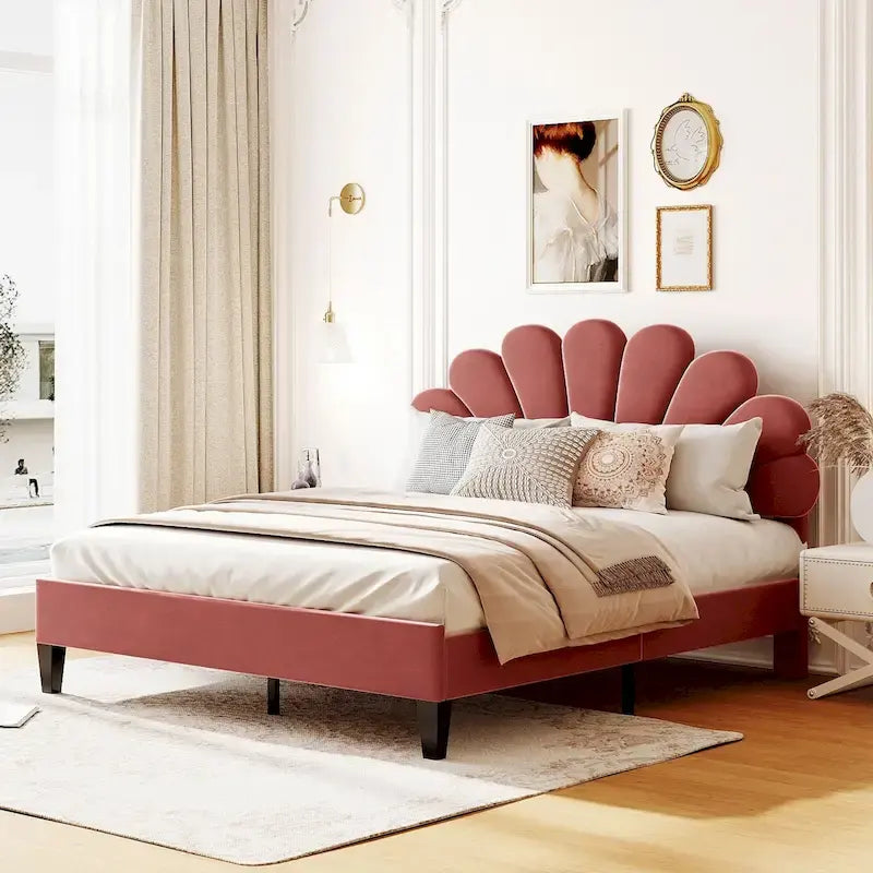 Lit plateforme Queen avec tête de lit en velours en forme de pétale et base à lattes en bois