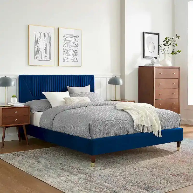 Lit king-size avec tête de lit capitonnée et revêtement en velours haute performance